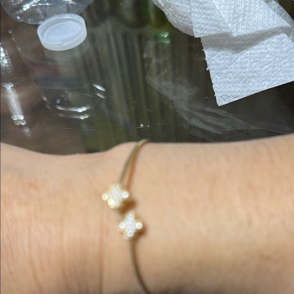 Elegant Gold Floral Bracelet - Picture 3 of 6